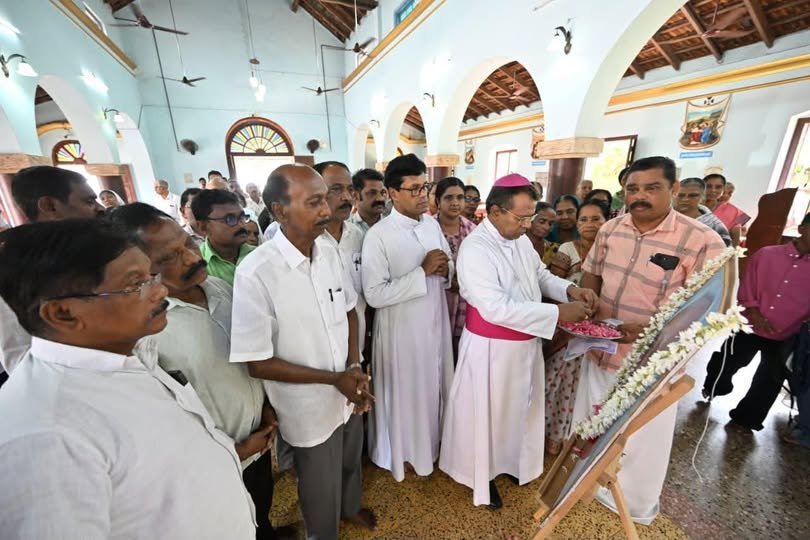 കേരള ലാറ്റിൻ കാത്തലിക് അസോസിയേഷൻ കണ്ണൂരിൽ സംഘടിപ്പിച്ച ഫാ. സ്റ്റാൻ സ്വാമി അനുസ്മരണച്ചടങ്ങിൽ അഭിവന്ദ്യ ഡെന്നീസ് കുറപ്പശ്ശേരി പിതാവ് ഛായാചിത്രത്തിൽ പുഷ്പാർച്ചന നടത്തുന്നു.